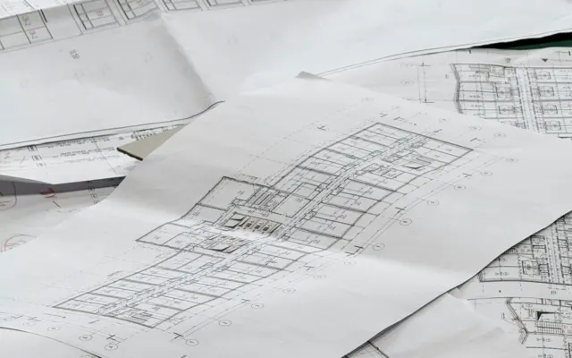 Masaya serilmiş mimari plan ve proje çizimleri