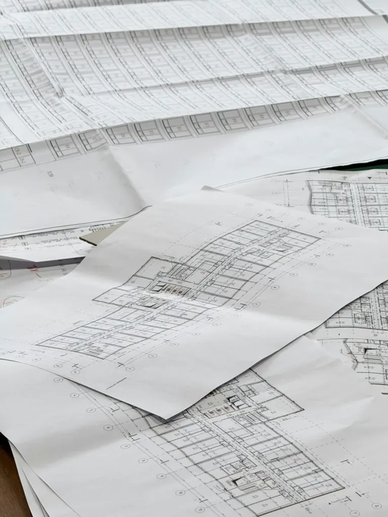 Masaya serilmiş mimari plan ve proje çizimleri
